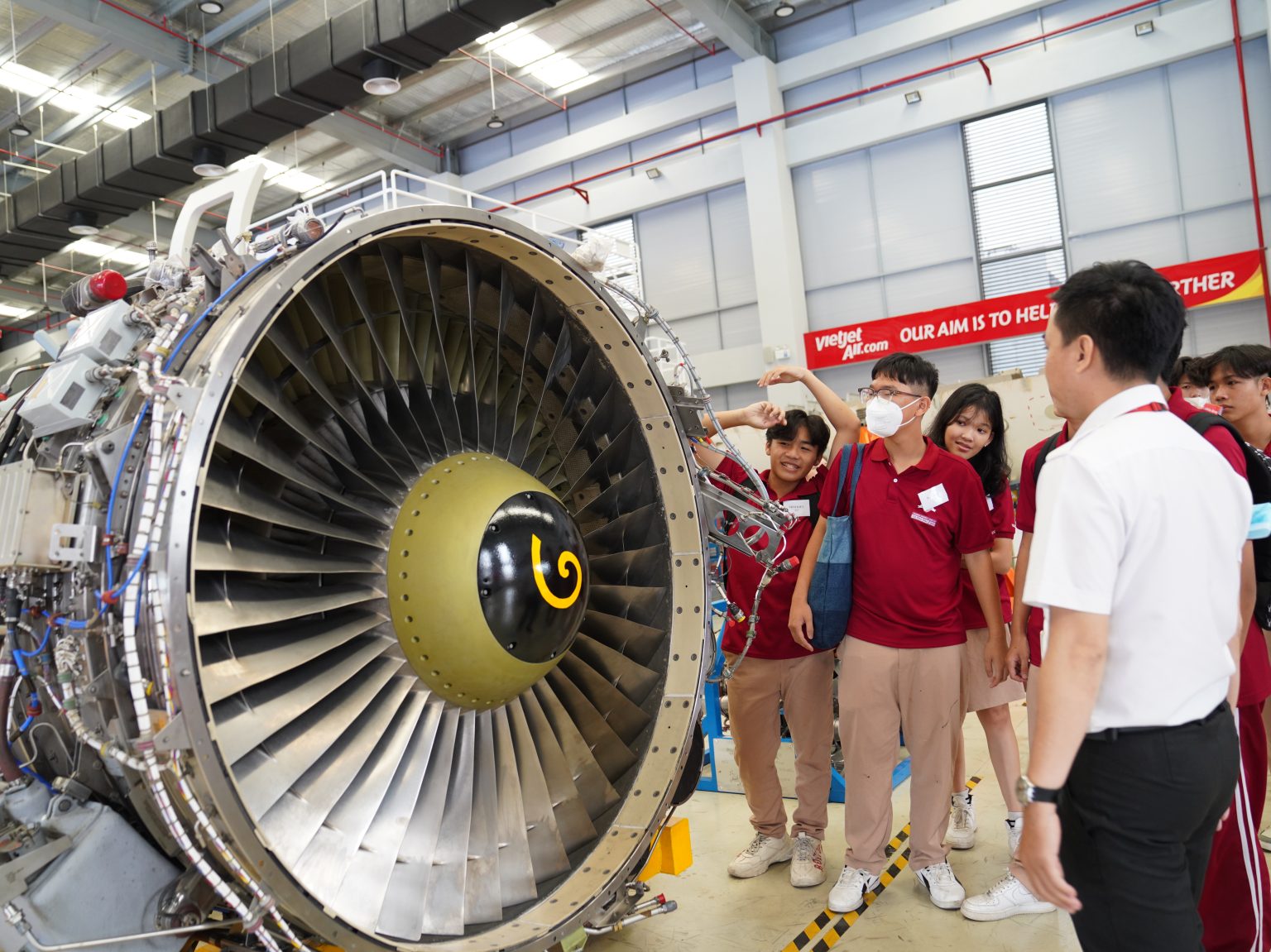 The iSchool students visited the workshop at Vietjet Aviation Academy